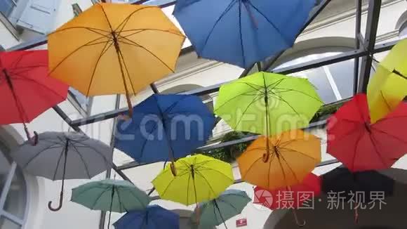 彩色伞与天空并列视频