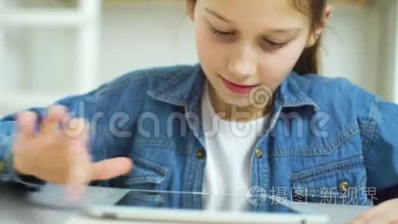 小女孩在平板电脑上玩网络游戏的肖像