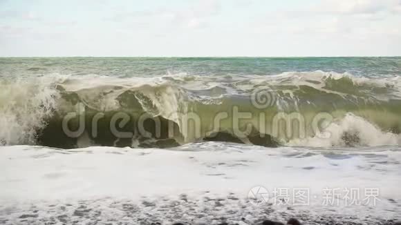 一股巨浪正在围绕着卵石滩缓缓移动