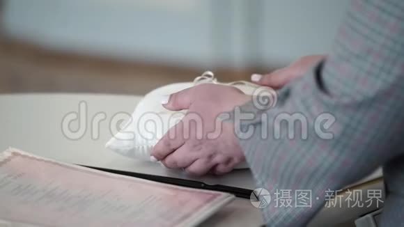 女人拿着结婚戒指的枕头视频