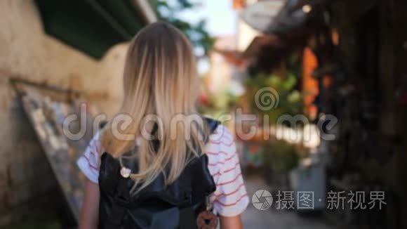 旅游女孩探索欧洲城市的老街视频