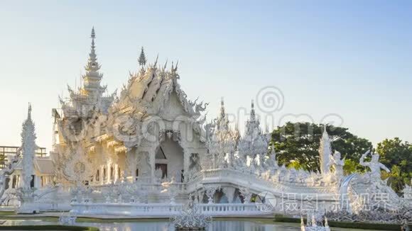 荣美丽的白庙，著名的地标性旅游地，深受泰国清莱的欢迎，傍晚时分