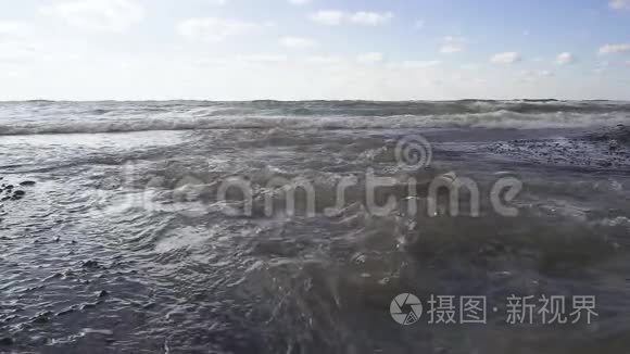 河流，溪流坠入大海