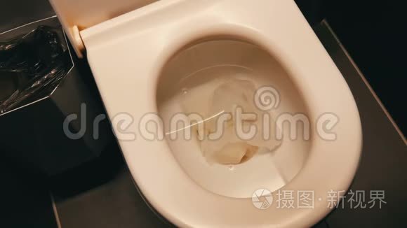 一个用纸做的陶瓷白碗马桶视频