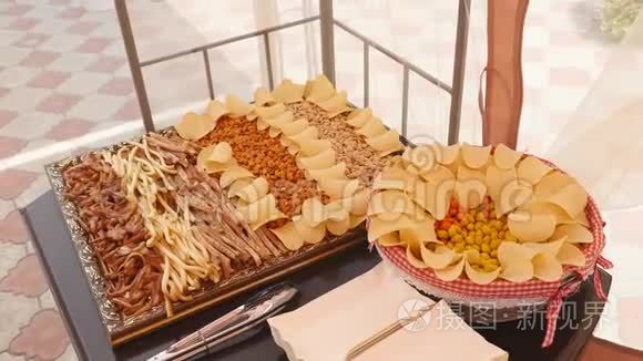 带有薯片、坚果和不同食物的装饰餐饮宴会桌