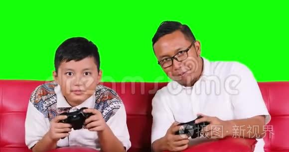 男孩和父亲一起赢得了电子游戏视频