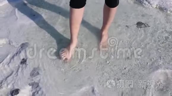 帕姆克卡莱流水中的女人腿视频