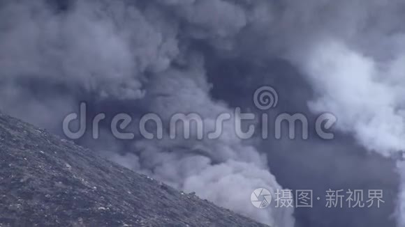 拉布尔巴布亚火山爆发接近视频