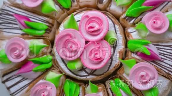 带有粉红色花的庆祝蛋糕视频