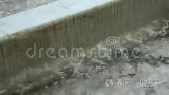 水流在路边视频