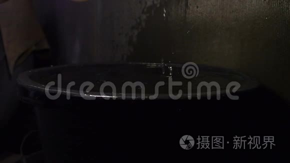 雨水滴入桶内.