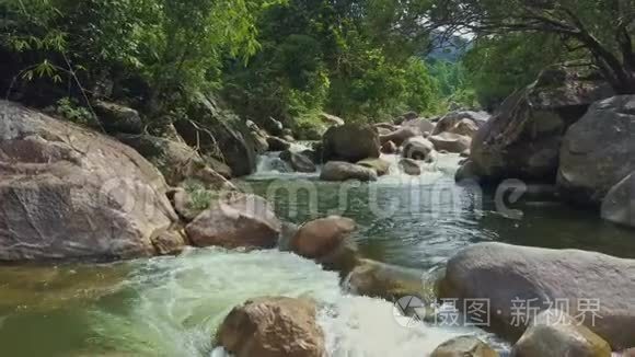 无人机用陡峭的河岸沿着山溪移动