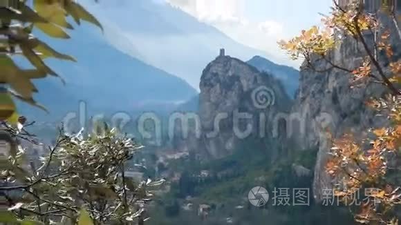 意大利阿尔科的岩石上的城堡视频