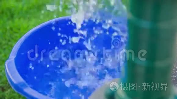 把水桶装满水视频