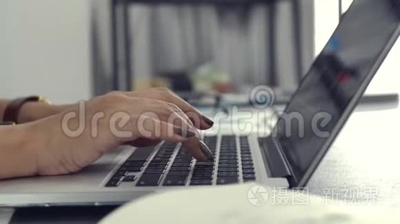 照相机以慢动作在商务手中打字.