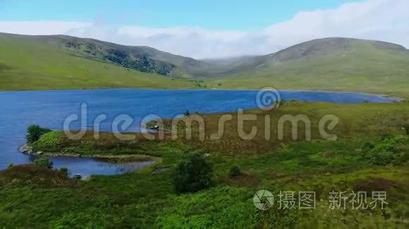 苏格兰高地美丽的蓝色湖泊-空中无人机飞行