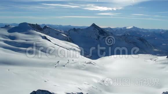 晴天雪山和山峰的美丽空中影像视频