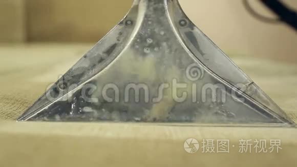 用专用工具清洗脏沙发和椅子视频