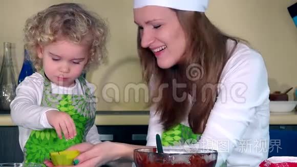 可爱的母女在厨房准备蛋糕视频