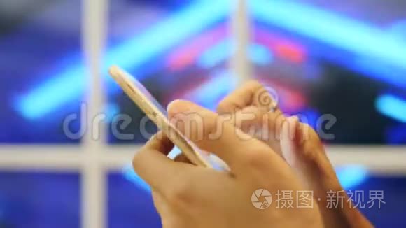 关闭女性手指在智能手机手机屏幕上的点击。 4K.
