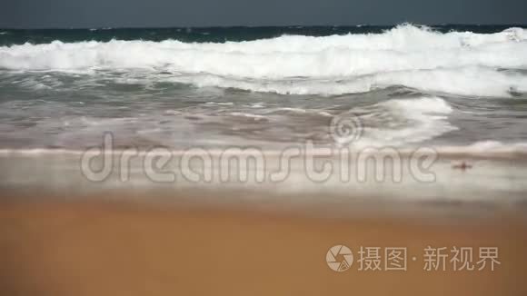 海浪带着美丽的沙滩来到海滩上视频