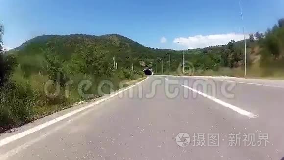 在高速公路上行驶，穿越隧道，驶向天堂之光