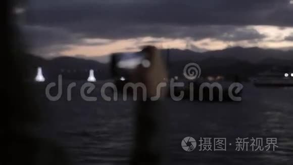 女人通过手机拍摄夜景照片视频
