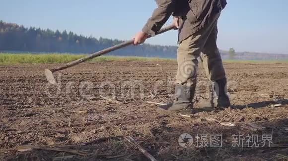 用锄头耕种耕地视频