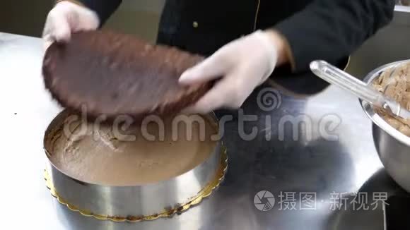蛋糕制作过程中的糖果师视频