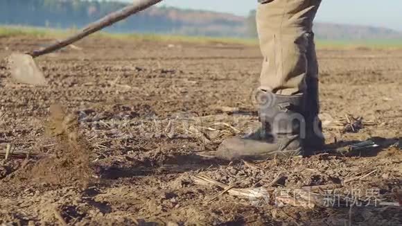 用锄头耕种耕地视频