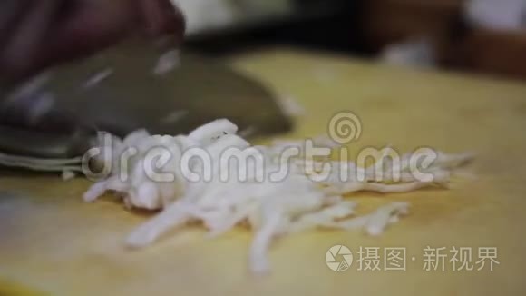 厨师在砧板上切白白菜视频