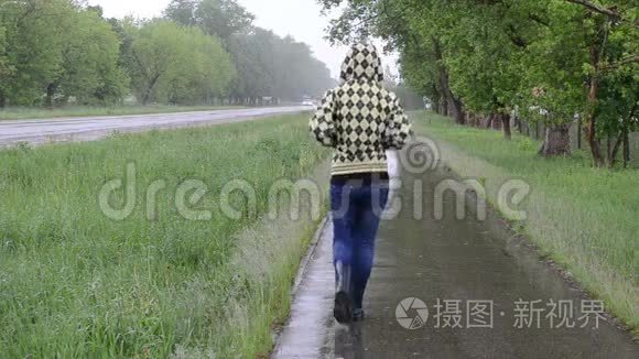 少女雨走路.