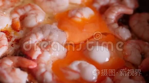 平底锅中的虾用鸡蛋煎视频