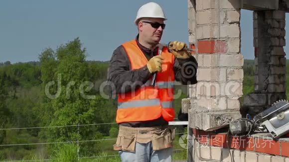 建筑工人用凿子和锤子工作视频