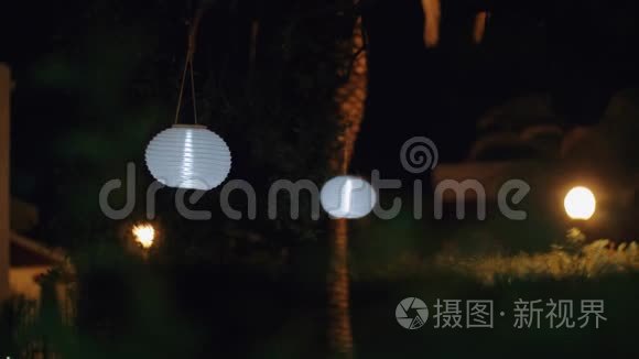 夜晚有白色中国灯笼的花园视频