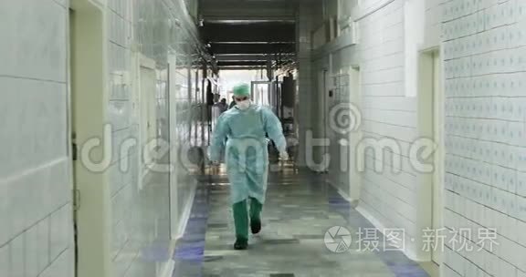 4一位年轻的医生在老医院里走过一条长长的走廊。