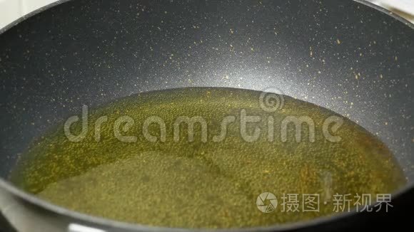 将生炸鸡腿放入煮食棕榈油中视频