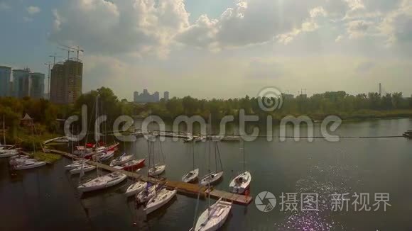 城市河流小码头的壮丽全景，空中拍摄