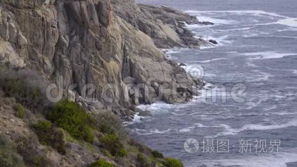 海浪撞击霍特湾附近的岩石视频