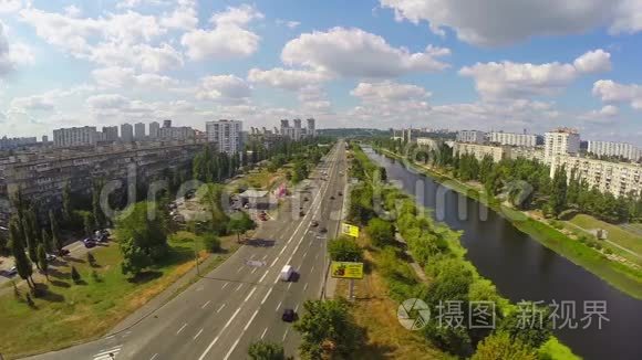 绿色住宅区的城市道路和河流视频