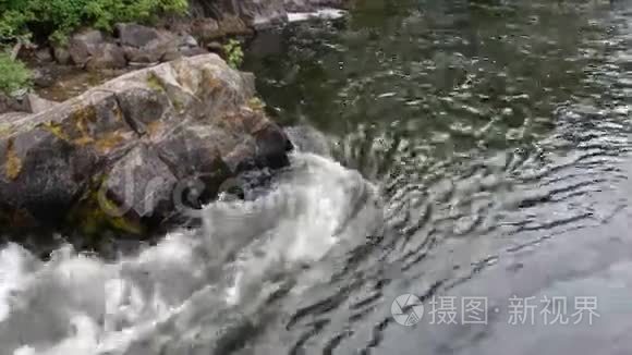 西北地区一条快速流动的河流视频