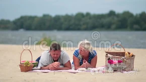 快乐的一家人在海滩上度假视频