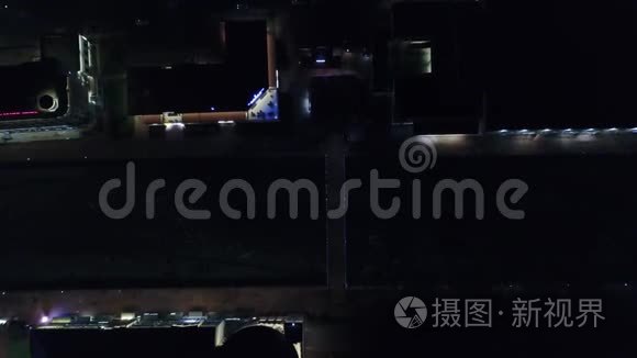 夜晚从房屋反射光线的俯视图。 来自房屋的昏暗灯光照亮了城市的夜晚街道和小街道