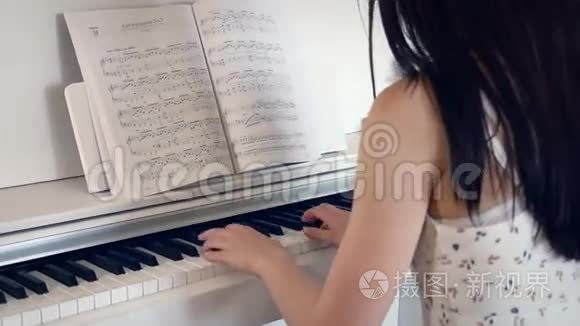 年轻女子在明亮的房间里弹钢琴