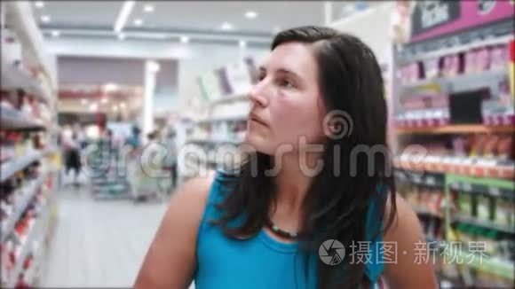 女人在店里买东西视频