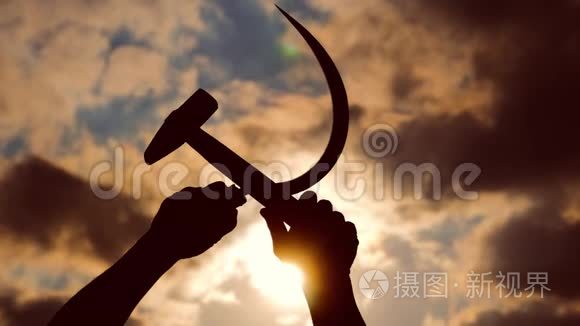 镰刀和锤子的剪影贴在天空上视频- 00:284k苏铁锤和镰刀点燃火焰视频