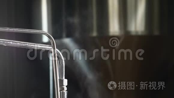 现代复杂的技术工业设备.. 多个管道泵过滤器仪表传感器电机和