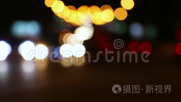 大夜城十字路口汽车灯模糊