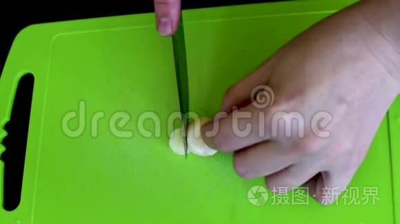 洋葱和大蒜在绿色切割板上烹饪视频