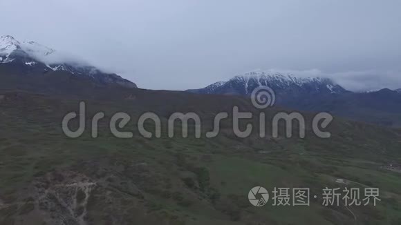 空中全景雪山和山谷中的城市视频